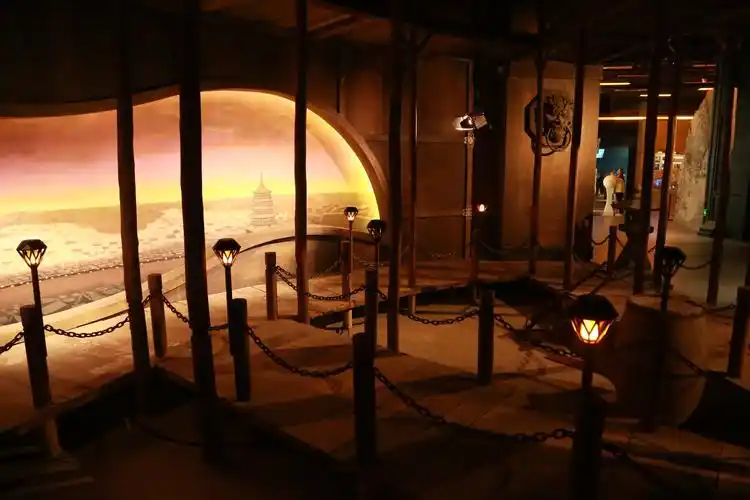 通过互动展示在电影影片中场景的布置和设计,展现华语电影发展史,揭开