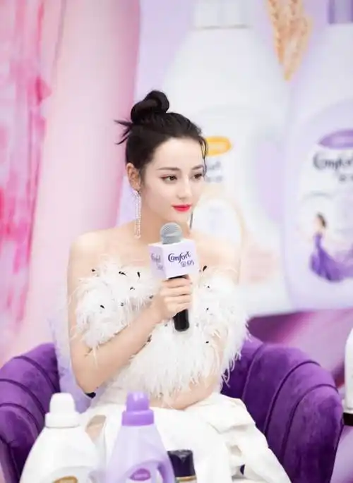 原创迪丽热巴的气质太特别了纯白套装看着挺清纯却让人移不开眼