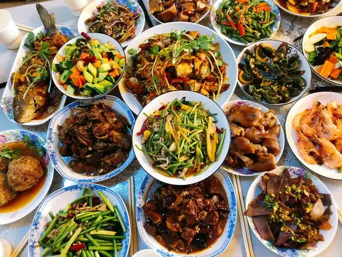 新年是满桌的佳肴美食,新年是父母多日的操劳与等待,新年是孩子一天天