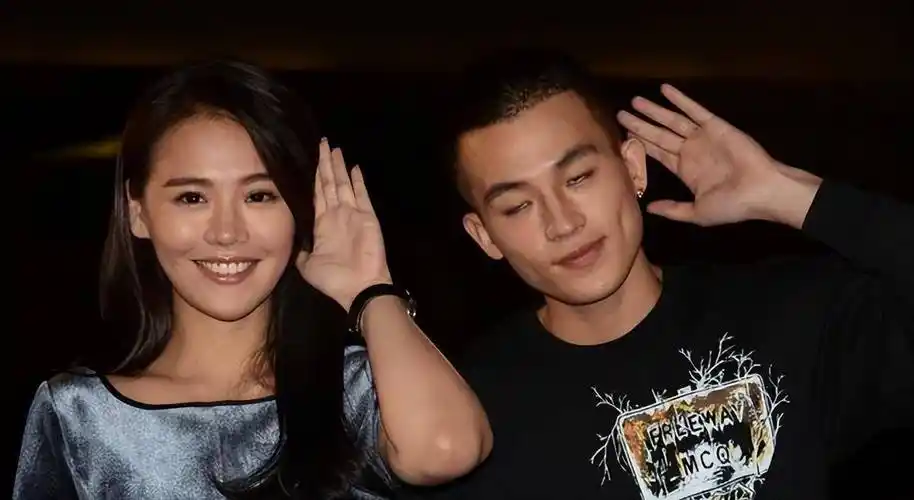 国外粉丝偶遇马思纯张哲轩,疑似去待产!