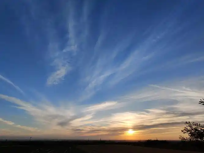 傍晚的夕阳会给人一种期待的神秘感