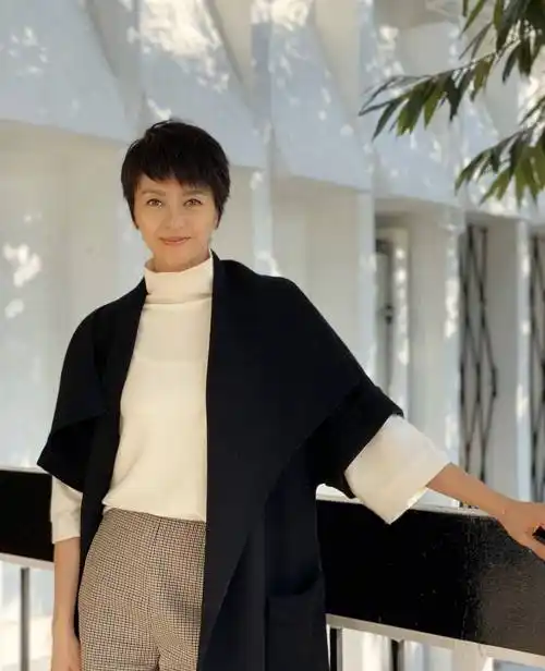 原创43岁梁咏琪晒近照一家人大秀厨艺做美食4岁混血女儿颜值超高