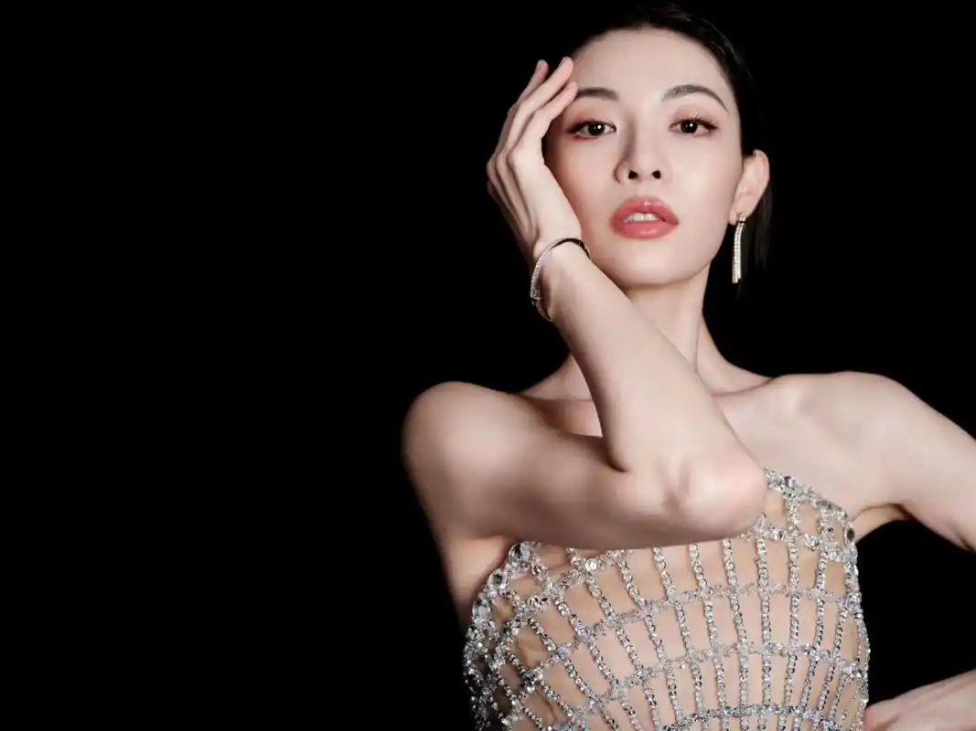 钟楚曦以华丽的蜘蛛女装造型拍摄的一组写真引起广泛关注,她的妆容