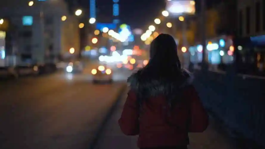 美女行走背影女人行走背影少女女生女孩视频素材