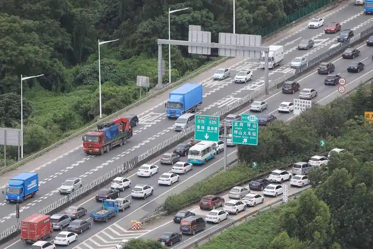 5月4日,"五一"小长假的最后一天,深圳迎来返程客流小高峰.