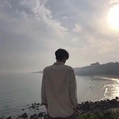 男生在海边的帅气背影侧脸头像 面朝大海日落男生头像图片