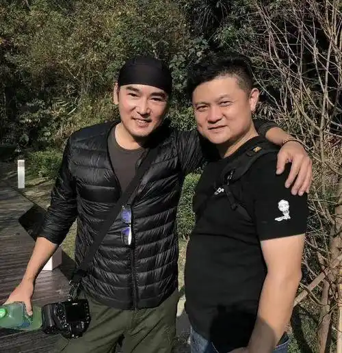 焦恩俊晒女儿泳装照,自称我不在必须重拍,焦曼婷穿深v泳衣露长腿_身材