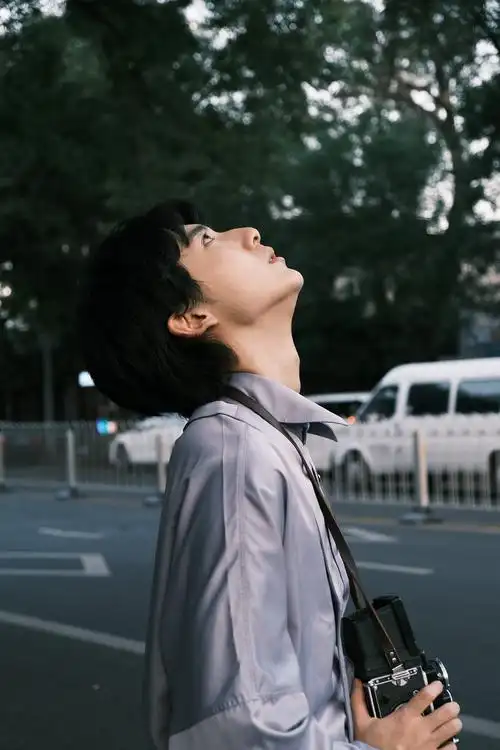 郝富申棋魂高分收官港风写真眼神坚定深沉