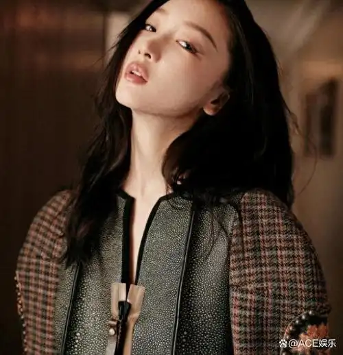 巴黎时装周一直是全球时尚界的焦点,各路明星汇聚于此,展示着最新的穿