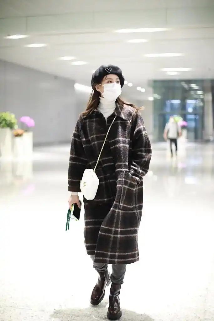 刘诗诗贝雷帽配格纹大衣复古又文艺
