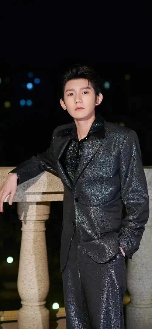 王源时尚潮流写真手机壁纸