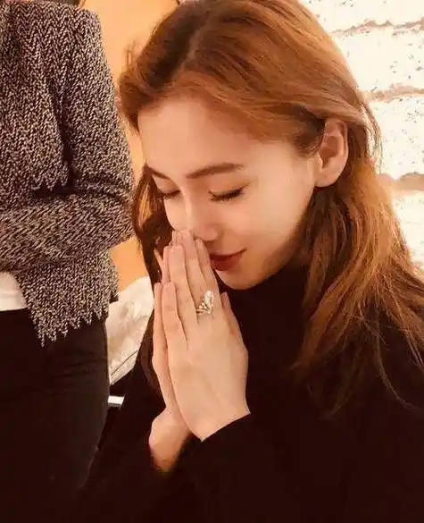 angelababy过生日把一幢房戴手上许愿,但网友都在讨论她的双眼皮_送