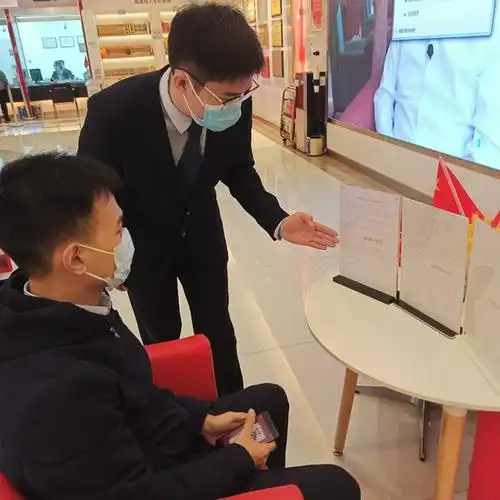 南宁分行营业部大堂经理向客户宣传小微及个体工商户支付手续费减费