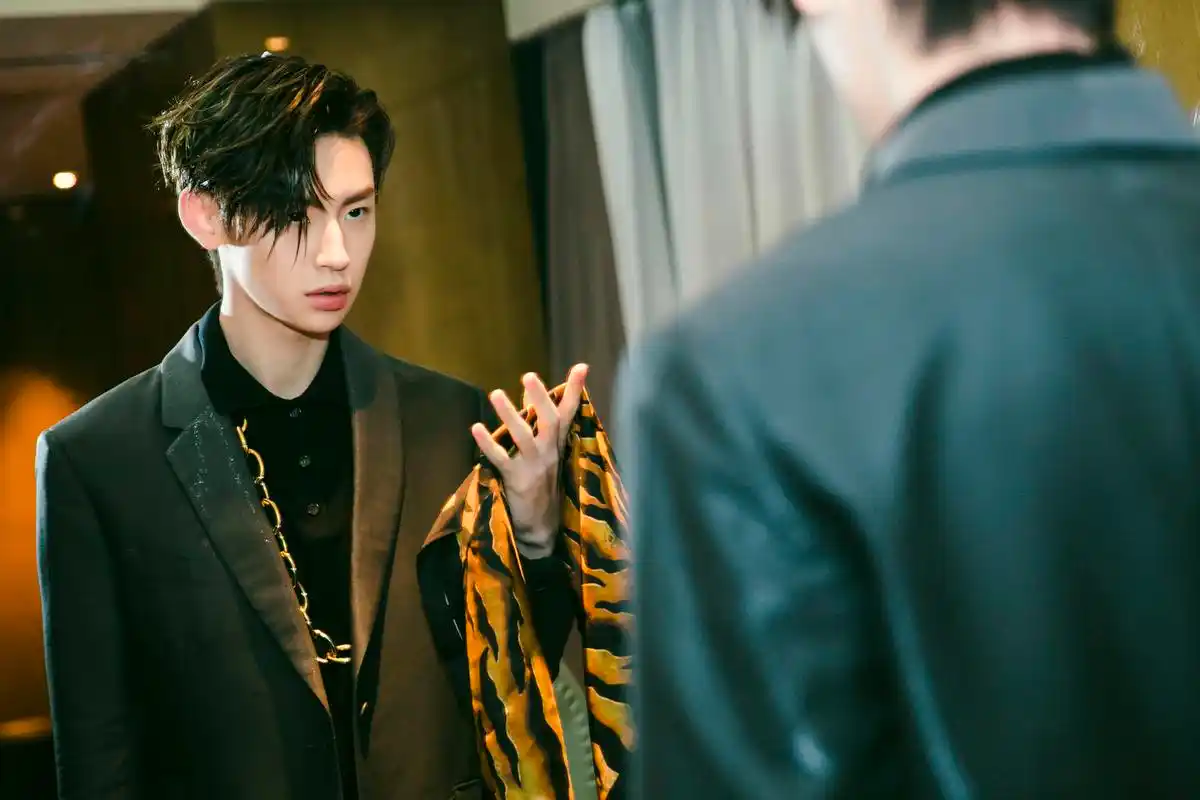 小鬼今晚跨年盛典造型公开 一身酷帅闪纹黑色西服的小老虎