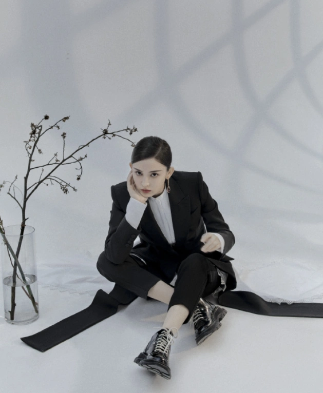 古力娜扎难得尝试中性风穿黑色西装帅气逼人这身材堪称完美