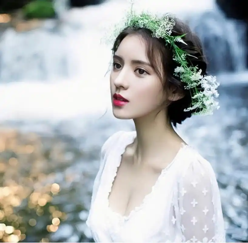 张予曦, 1993年出生于吉林省敦化市,2009年,张予曦在第7届瑞丽封面