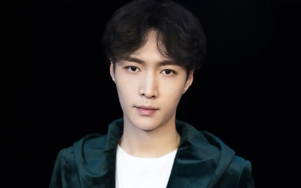 分享一组帅哥张艺兴时尚写真图片壁纸给大家,希望大家喜欢,更多明星