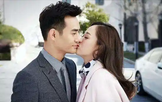 王凯王鸥官宣领证!现身机场甜蜜撒狗粮,计划明年再正式举行婚礼