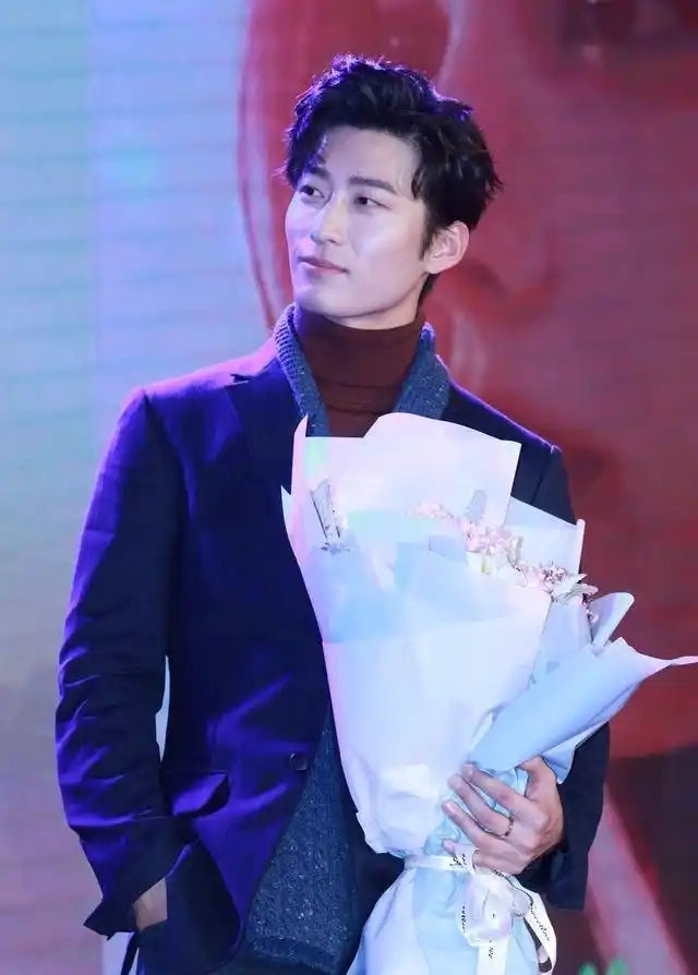 幽默帅气笑起来秒圈粉的窦骁,暖男哦!