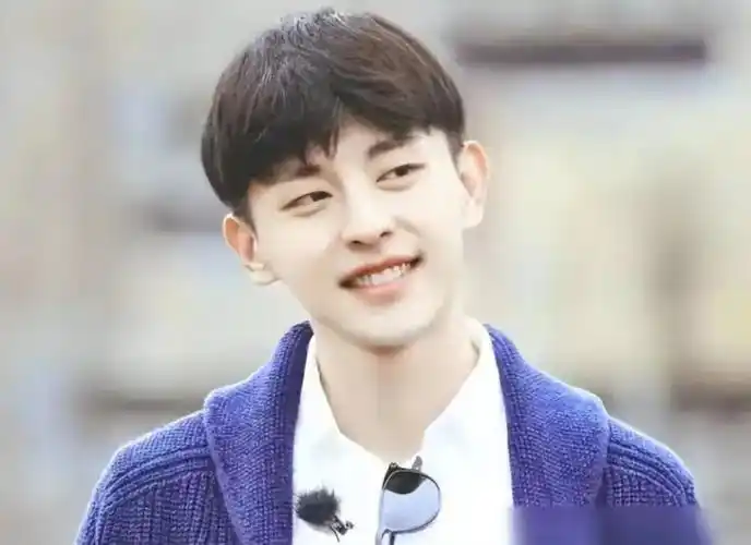 邓伦最新素颜照,身材发福胡子拉碴,与友人相聚坐c位,强颜欢笑_腾讯