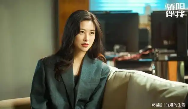 《骄阳伴我》热播, 朱珠告诉我们, 当女二太惊艳时女主只能打酱油|演