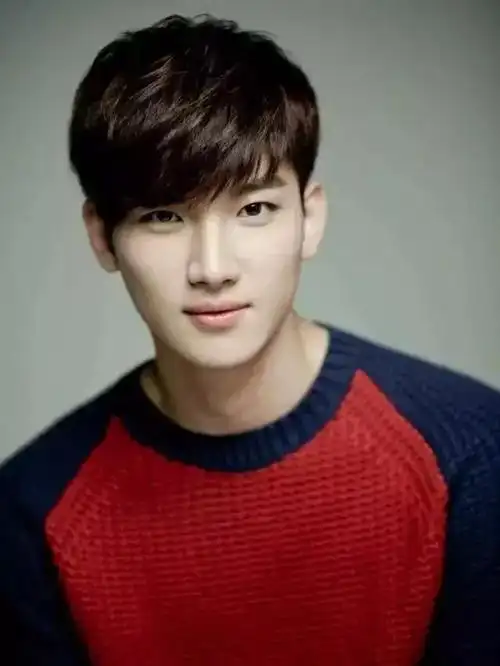 二十几岁年青男士留这些发型,帅了一脸!