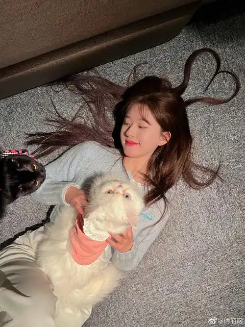 rayli星闻##赵露思用头发比心