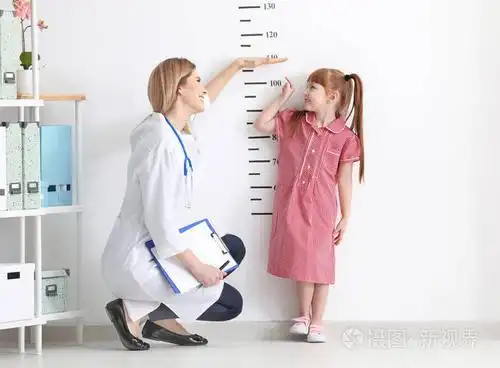 女医生测量小女孩身高的临床研究