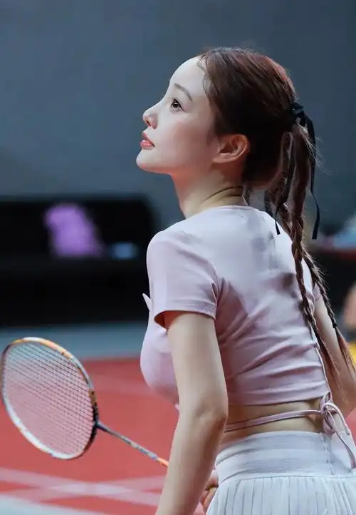 其中一张侧脸的照片,特别像李小璐在其成名作《天浴》中的模样,网友还