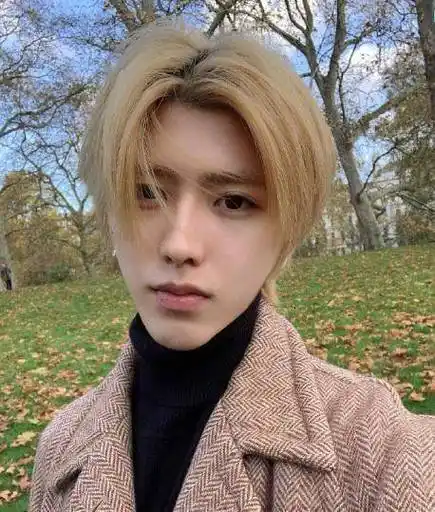 恋情,彼时的鹿晗不可一世,然而谁也不曾料想到,次年蔡徐坤横空出世