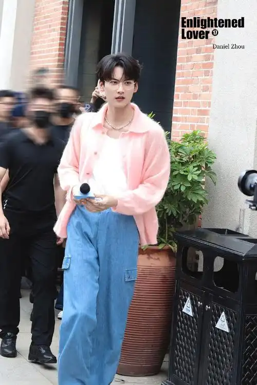 周柯宇今日线下活动路透9615～粉色针织衫 金丝眼镜02好可爱!