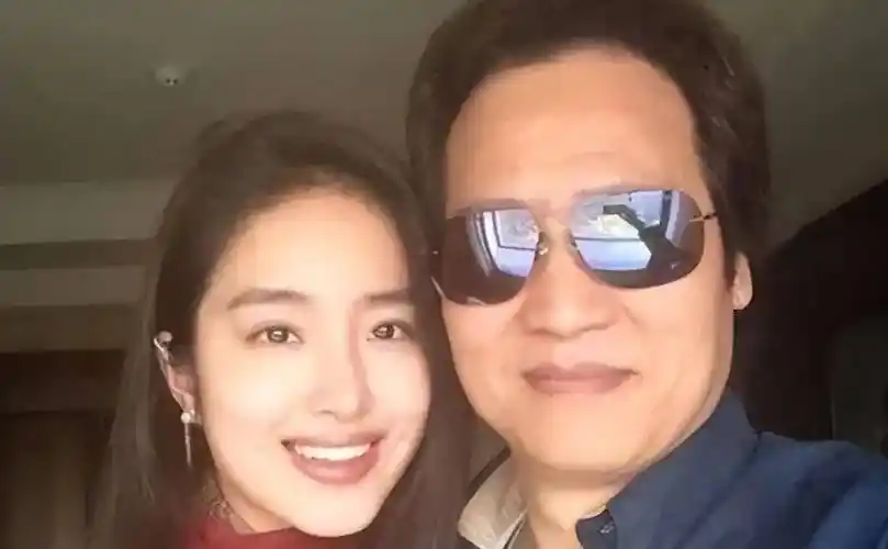 杨采钰:周冬雨同学,恋上大30岁富豪陈金飞,远比你想象的更复杂_刘亦菲