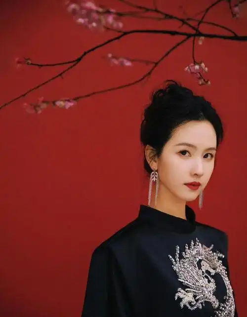 陈都灵最新大片,气场全开运筹帷幄_网易订阅