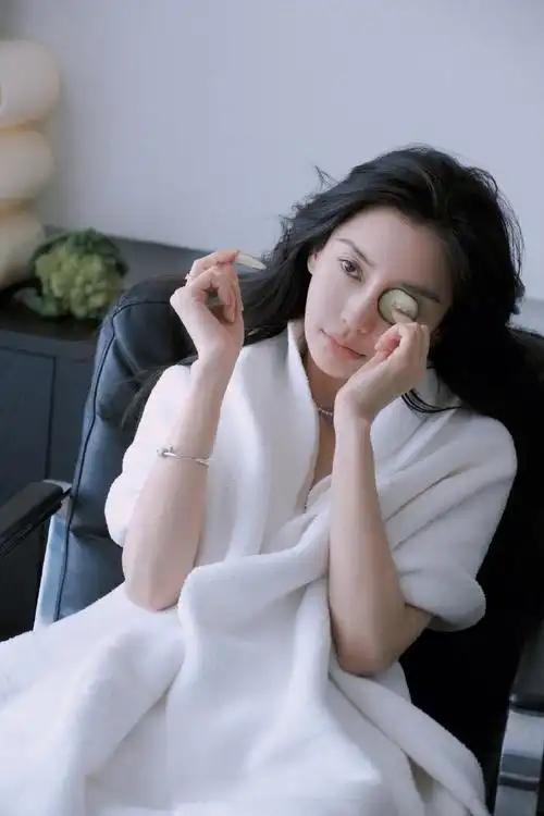 angelababy松弛感#·#angelababy吃早餐拍了组大片#杨颖盛满悠扔腚