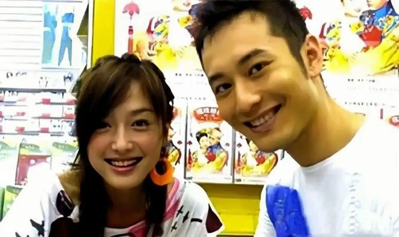 秦岚和黄晓明年轻时的合照,两人看起来都很青涩,男帅女美,举止优雅,看