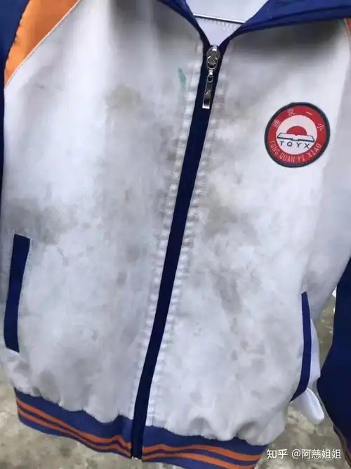每天在学校也不知道是不是去滚泥坑了,校服巨脏无比,没有最脏只有更脏