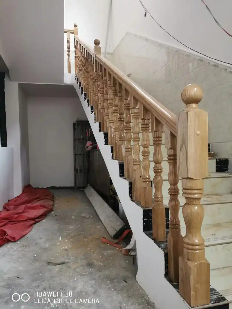 实木楼梯扶手 2023年最后一家收工,回家量两家小尺寸,能 - 抖音