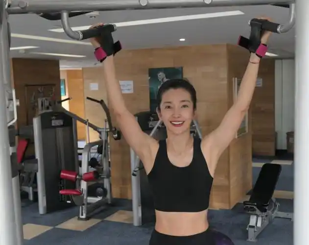 早年的照片中,李冰冰因运动脸色微微发红,汗水浸湿了她的发梢,但活力