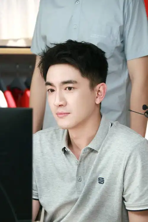 林更新现身直播活动状态佳超高人气引热议