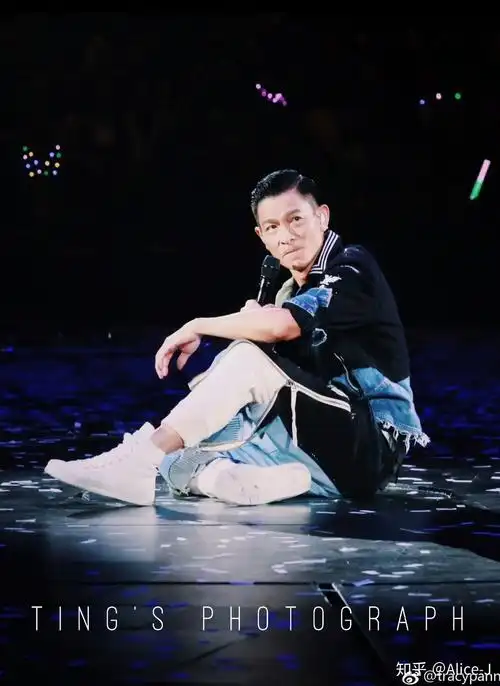 神级现场 #华迷 #刘德华演唱会 刘德华的声音温暖深情,没 - 抖音