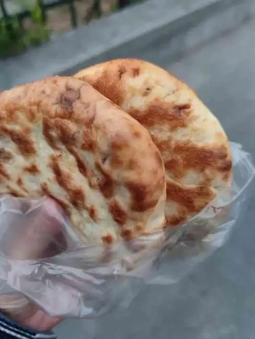 莱芜烧饼-"公司附近的莱芜火烧,每次去都要排队,都是.