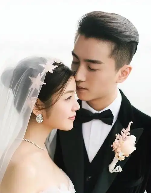 恩爱如初据报道,陈晓曾筹备了一场盛大的婚礼,专为陈妍希而准备.