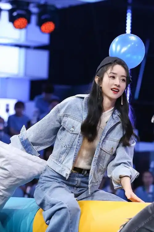 赵丽颖真是秋冬穿搭的典范穿针织衫配长裤清爽大气惹人爱