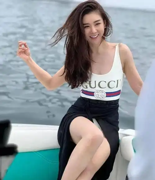 冲浪夫妇李小萌王雷白色连体泳衣大波浪身材吸睛幸福度满分