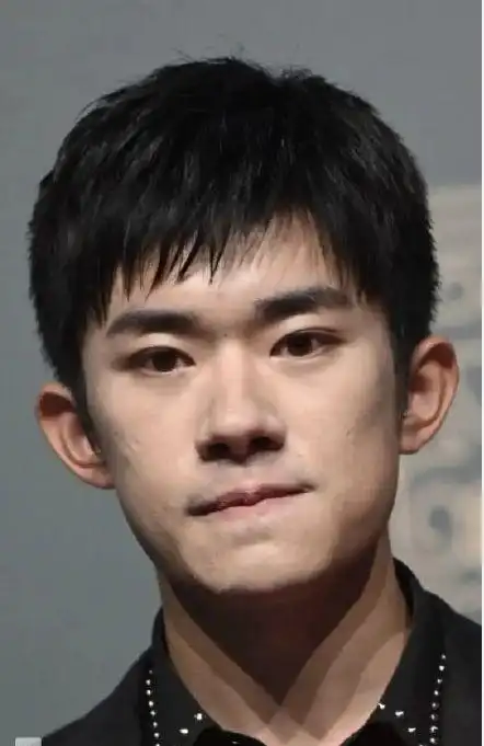 易烊千玺首次晒胡须照,面部苍老显颓废,素颜状态似大叔