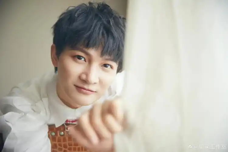 卡布叻_周深 这样的笑容,能治愈所有的烦恼伤痛,融化所有的冷漠冰 ..