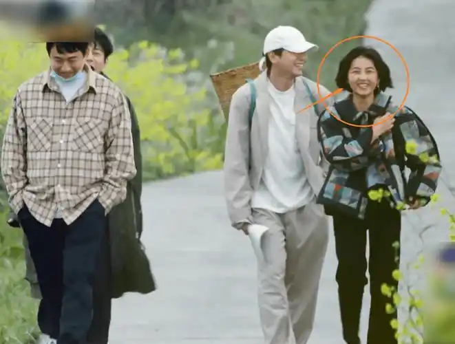 张子枫骑儿童三轮车,黄磊举动被镜头记录,坐实妹妹"团宠"实锤_观众