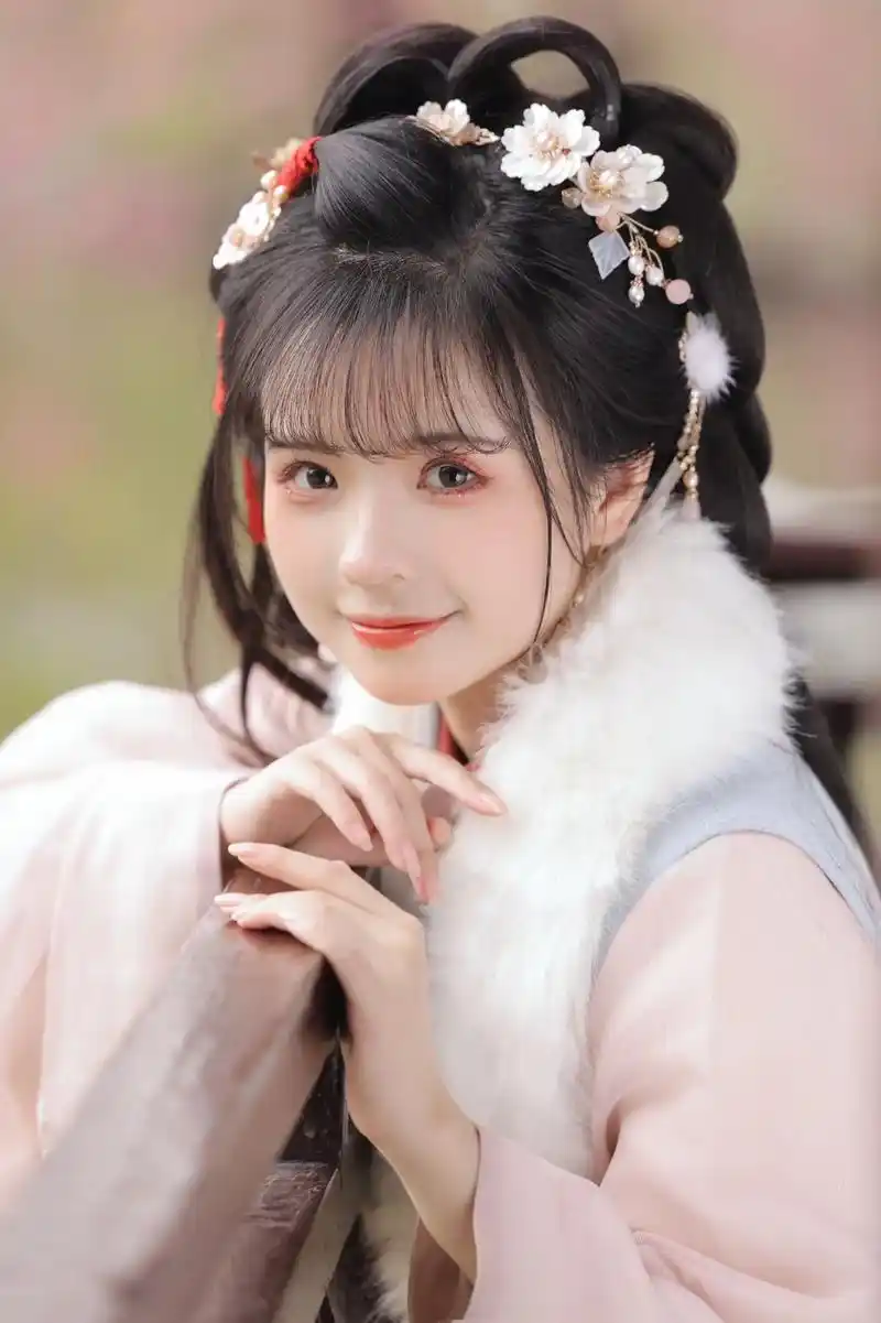 三月看一次四月看一次,月月花开月月相逢.#汉服小姐姐 #古风 - 抖音