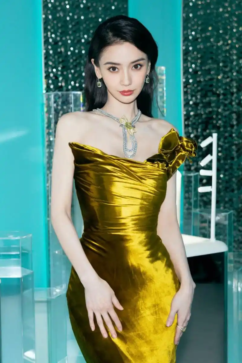 昨晚出席蒂芙尼活动的angelababy,身穿marchesa 2023秋冬系列金色礼服