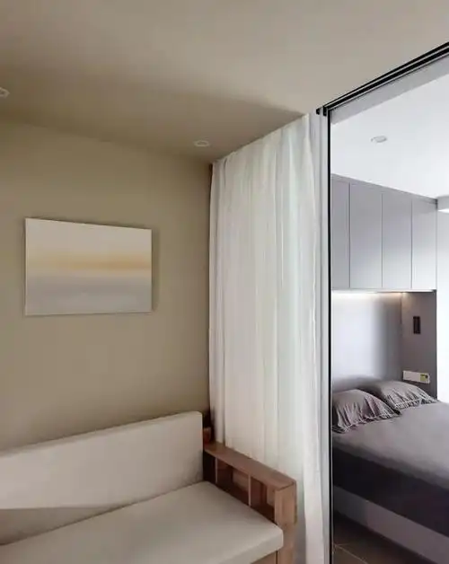 客厅与卧室之间用隔音玻璃移门 纱帘做隔断,沙发展开后变成一米五的